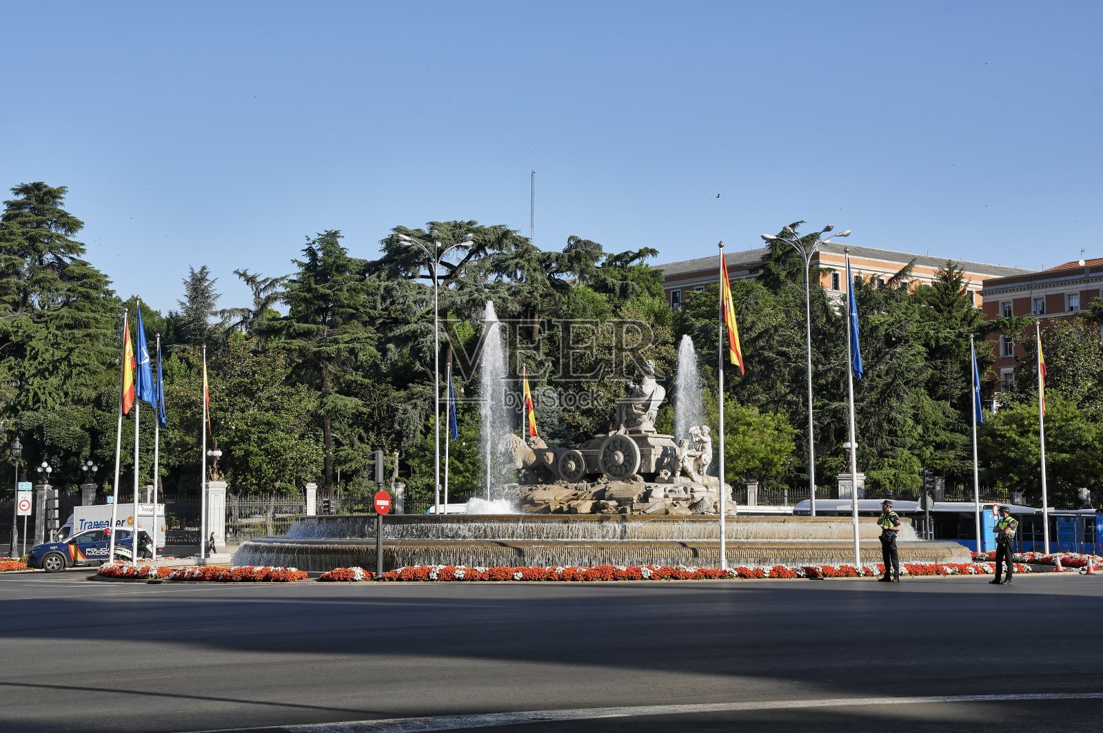 西班牙国旗和北约的旗帜在马德里的西贝莱斯广场一起飘扬照片摄影图片