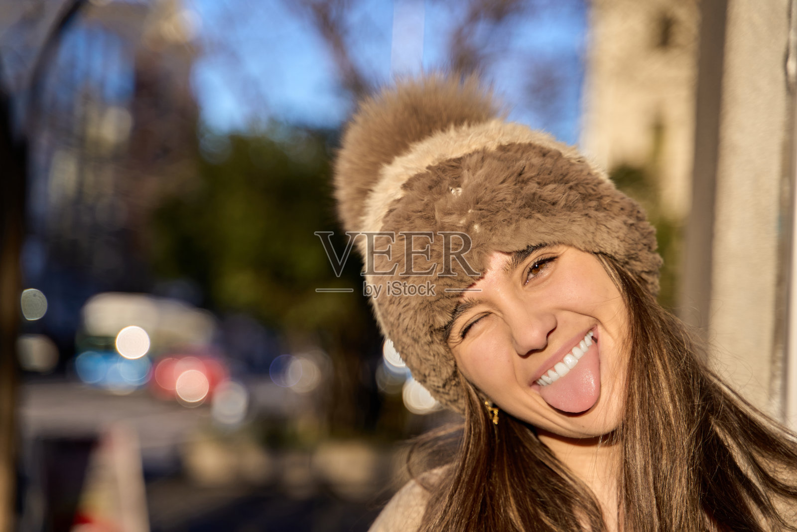 一脸搞笑的女人伸出舌头做了个滑稽的动作照片摄影图片