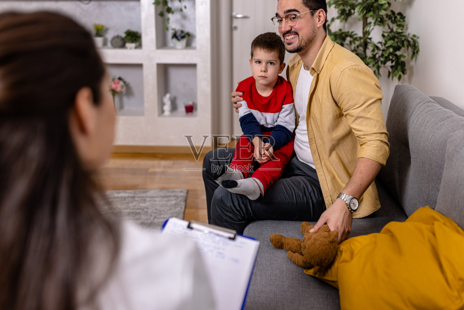两口小家庭与治疗师交谈照片摄影图片