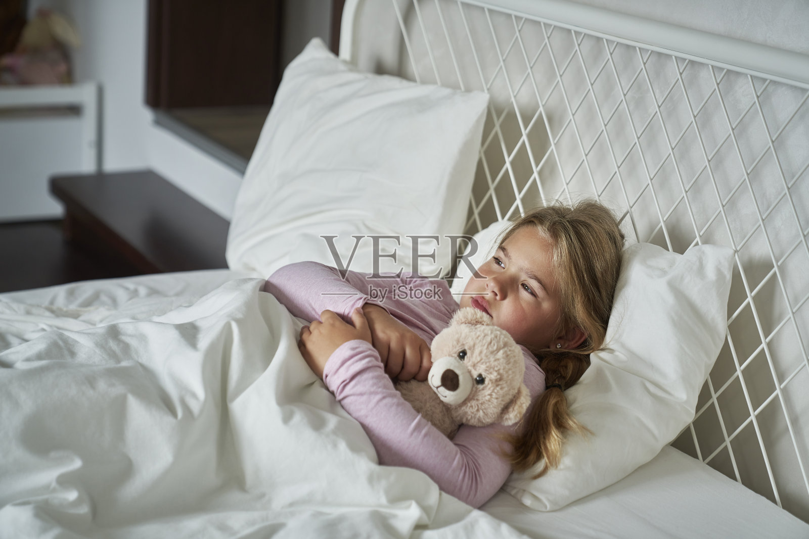 我是躺在床上的小学女孩照片摄影图片