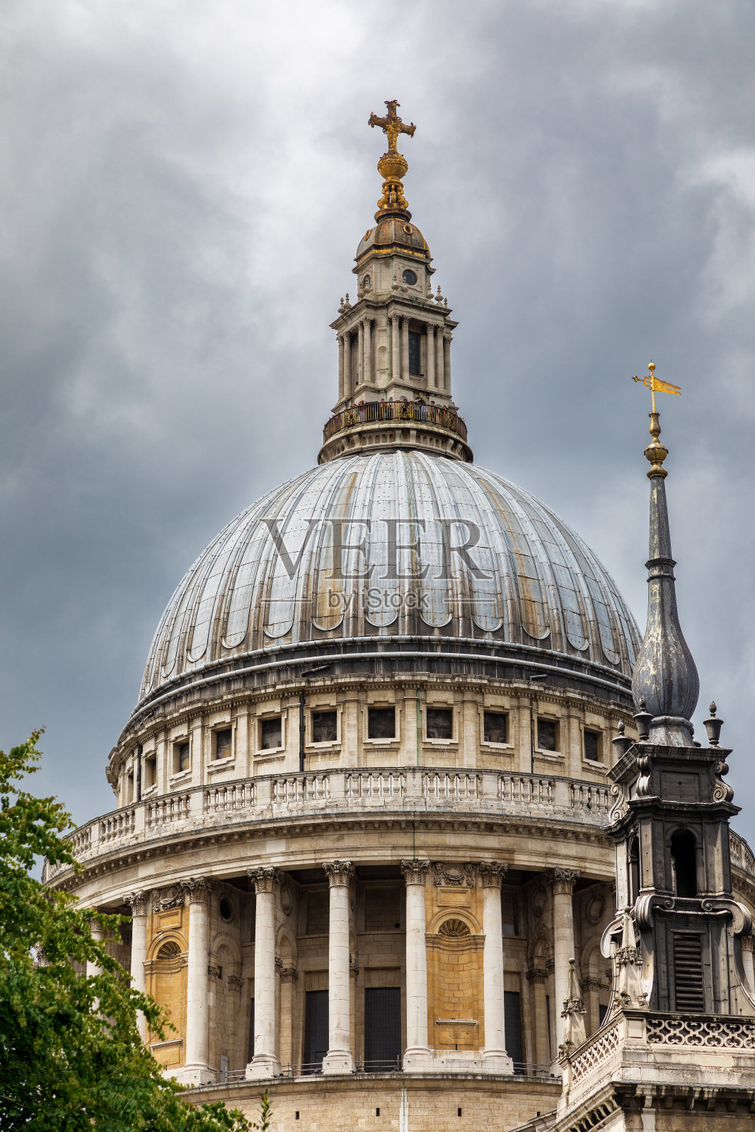英国伦敦市圣保罗大教堂华丽的圆顶。由克里斯托弗·雷恩爵士设计，是1666年大火后伦敦重建项目的一部分。照片摄影图片