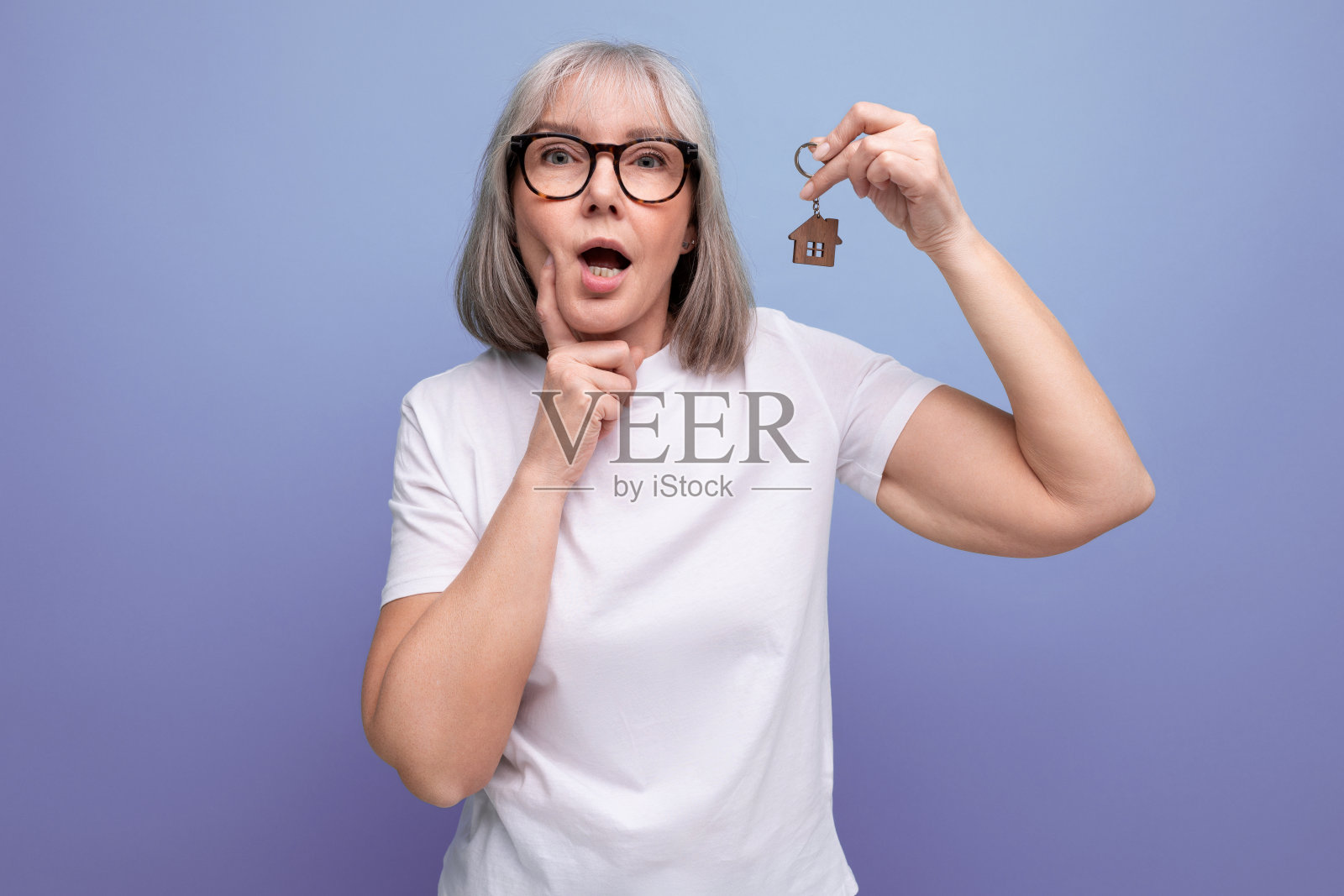 承包性质。老女人拿着公寓钥匙链照片摄影图片