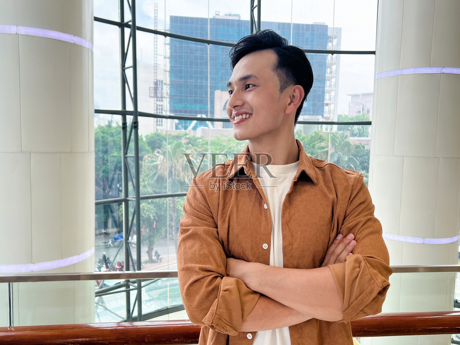 外面一个年轻亚洲男人的肖像照片摄影图片