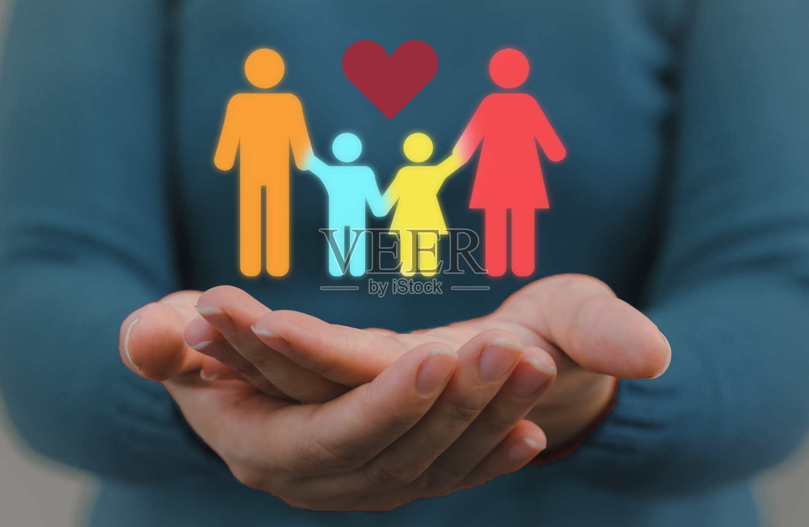 手捧家庭爱心呵护，家庭心理健康，健康与房屋保险，幸福的一家照片摄影图片