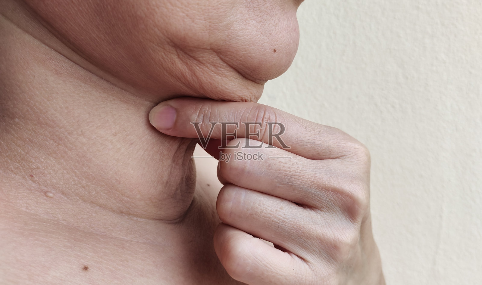 松弛和皱纹，脂肪团和松弛的皮肤。照片摄影图片