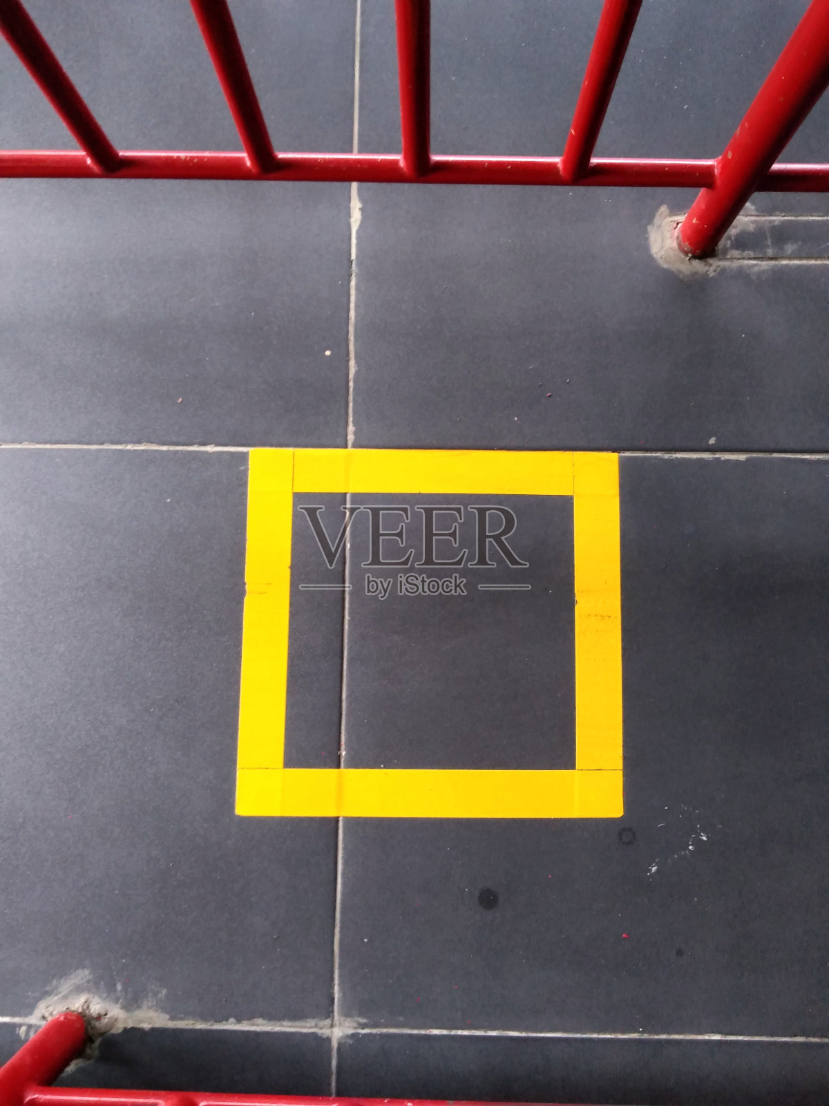 黄框是黄色的矩形道路标记，其作用是禁止车辆在某一区域内停车。照片摄影图片