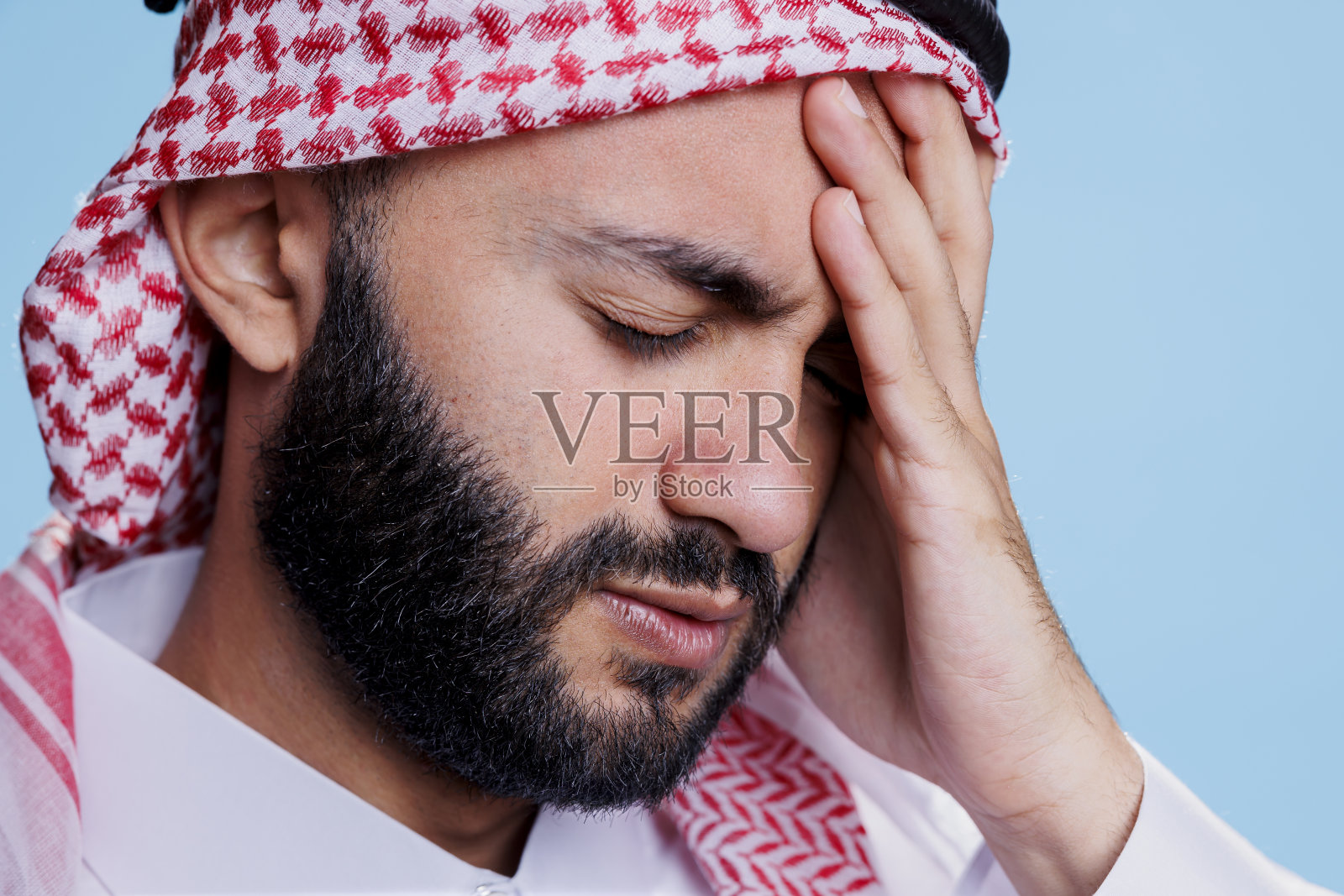 患有偏头痛的阿拉伯男子照片摄影图片