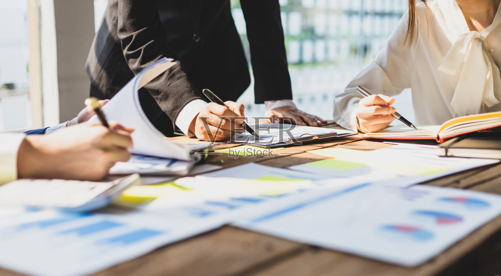 商务会议，集思广益，分析商业市场增长图表，为战略规划和投资做准备。组织中人员的合作与协作。照片摄影图片