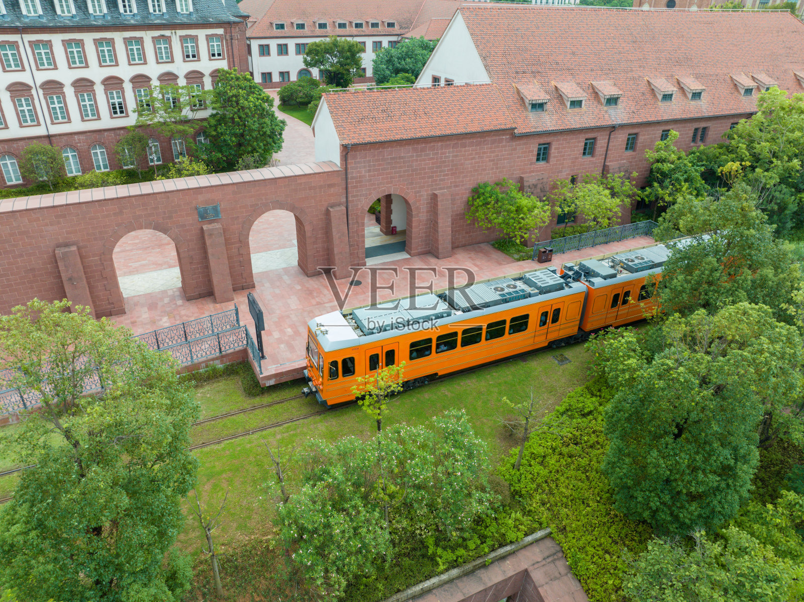 城里有轨电车照片摄影图片