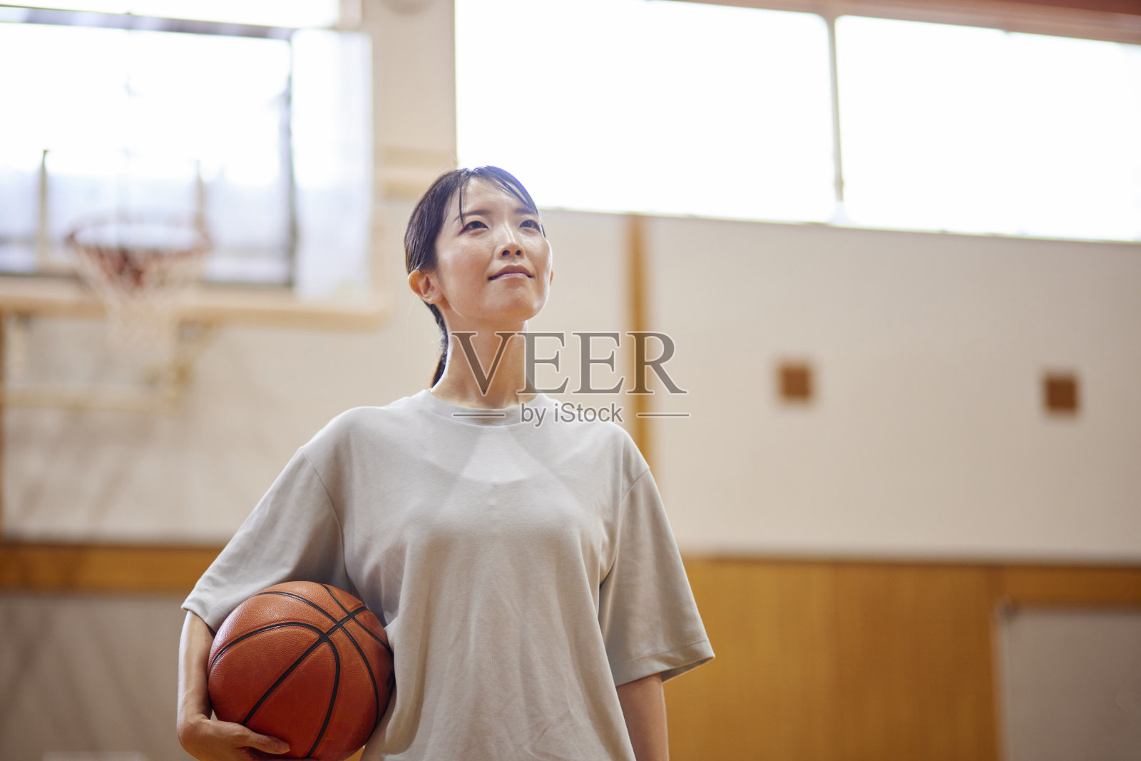 一个日本女子在体育馆里打篮球照片摄影图片