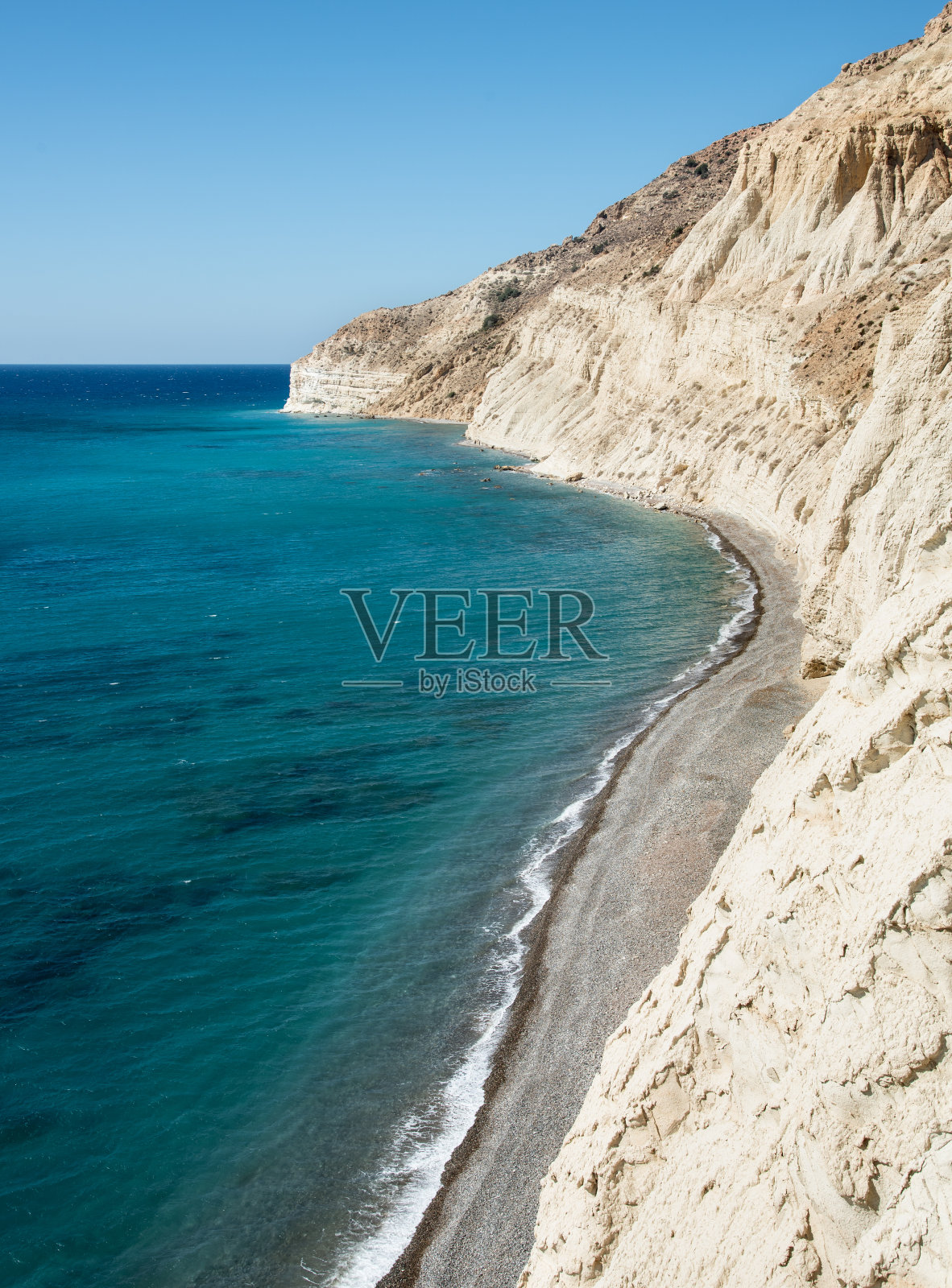 岩石海岸线海水。白色的悬崖和卵石滩。照片摄影图片