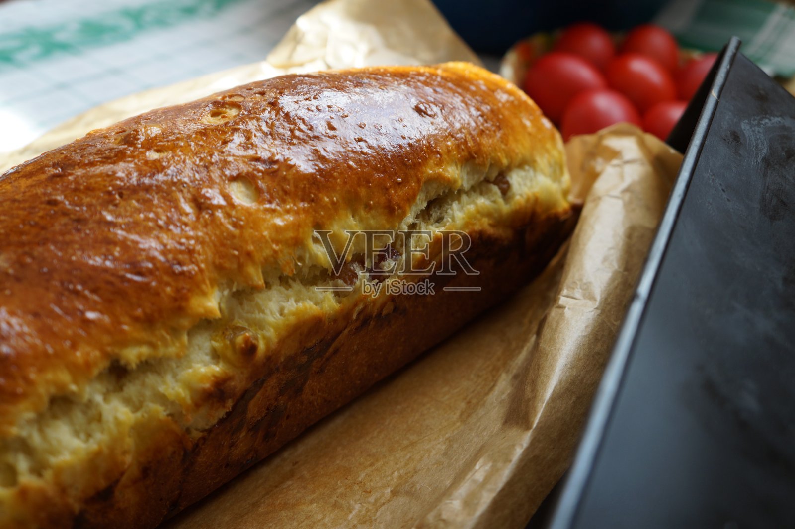 复活节罗马尼亚面包。传统的复活节甜面包和红蛋。海绵蛋糕从烤箱中取出照片摄影图片