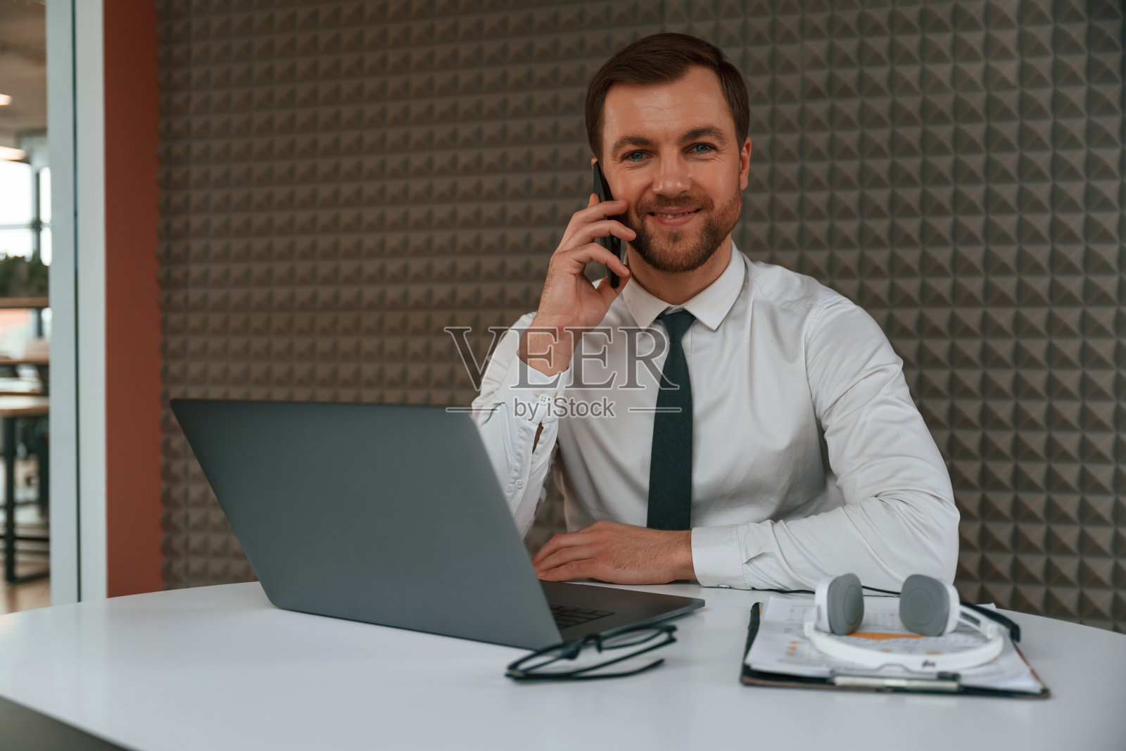 穿着正装的帅哥正在办公室用笔记本电脑工作照片摄影图片