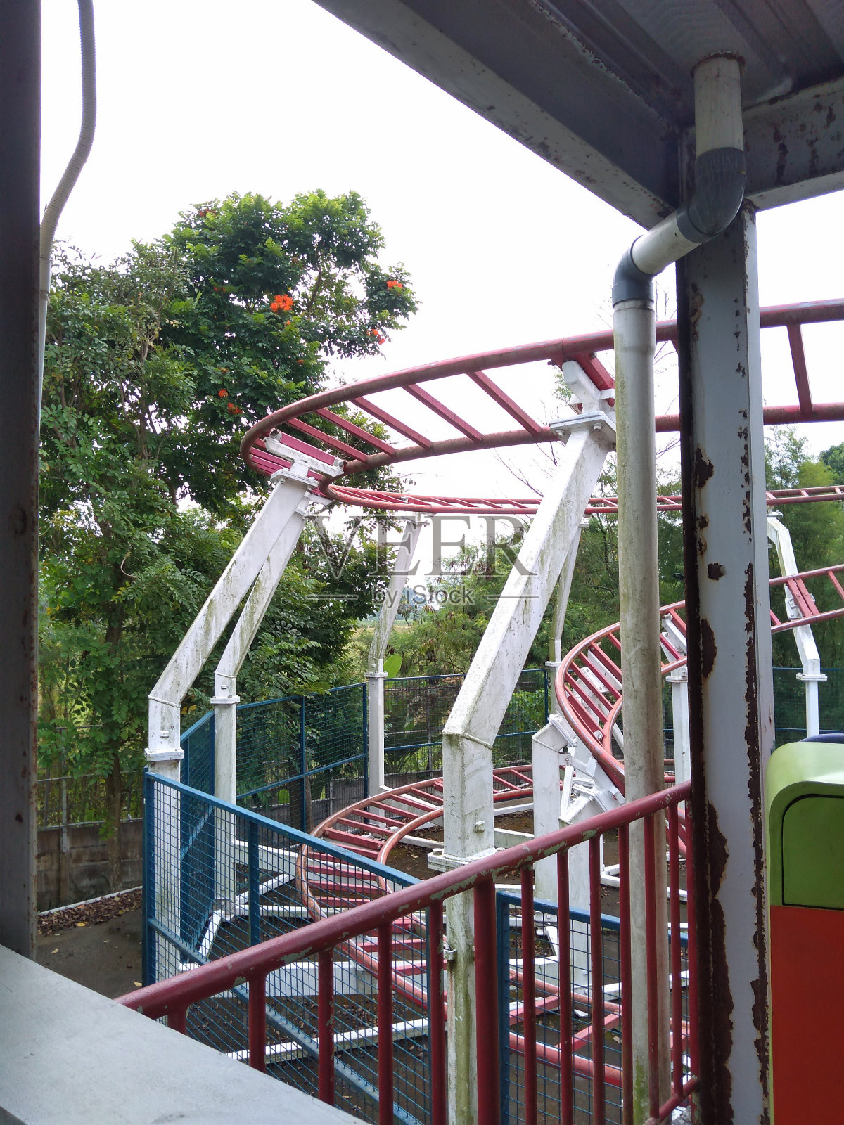 雪橇是一种火车形式的游戏工具，在特殊的轨道上高速行驶，通常位于不同高度的地面上。这个钢轨由这样布置的钢架支撑。照片摄影图片