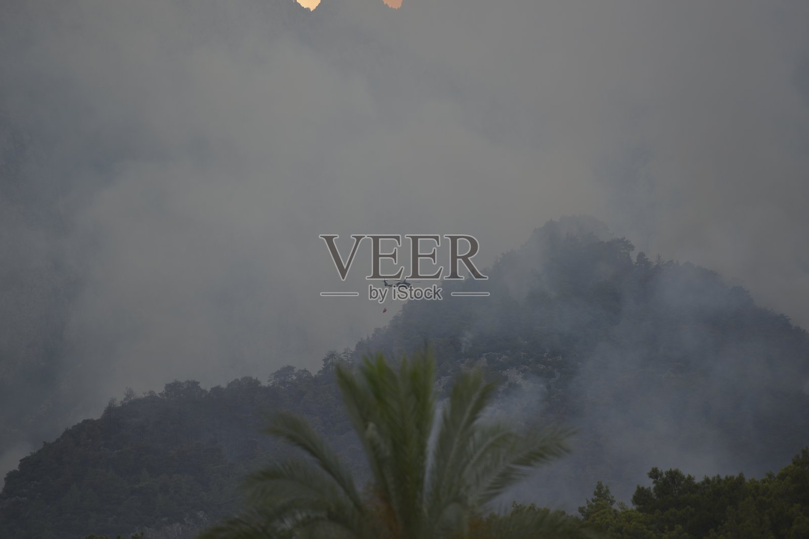 消防直升机介入Kemer森林火灾，安塔利亚，土耳其照片摄影图片