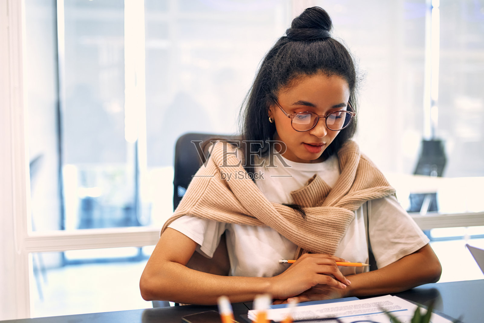 一群年轻的自由职业者在共同工作的空间里工作照片摄影图片