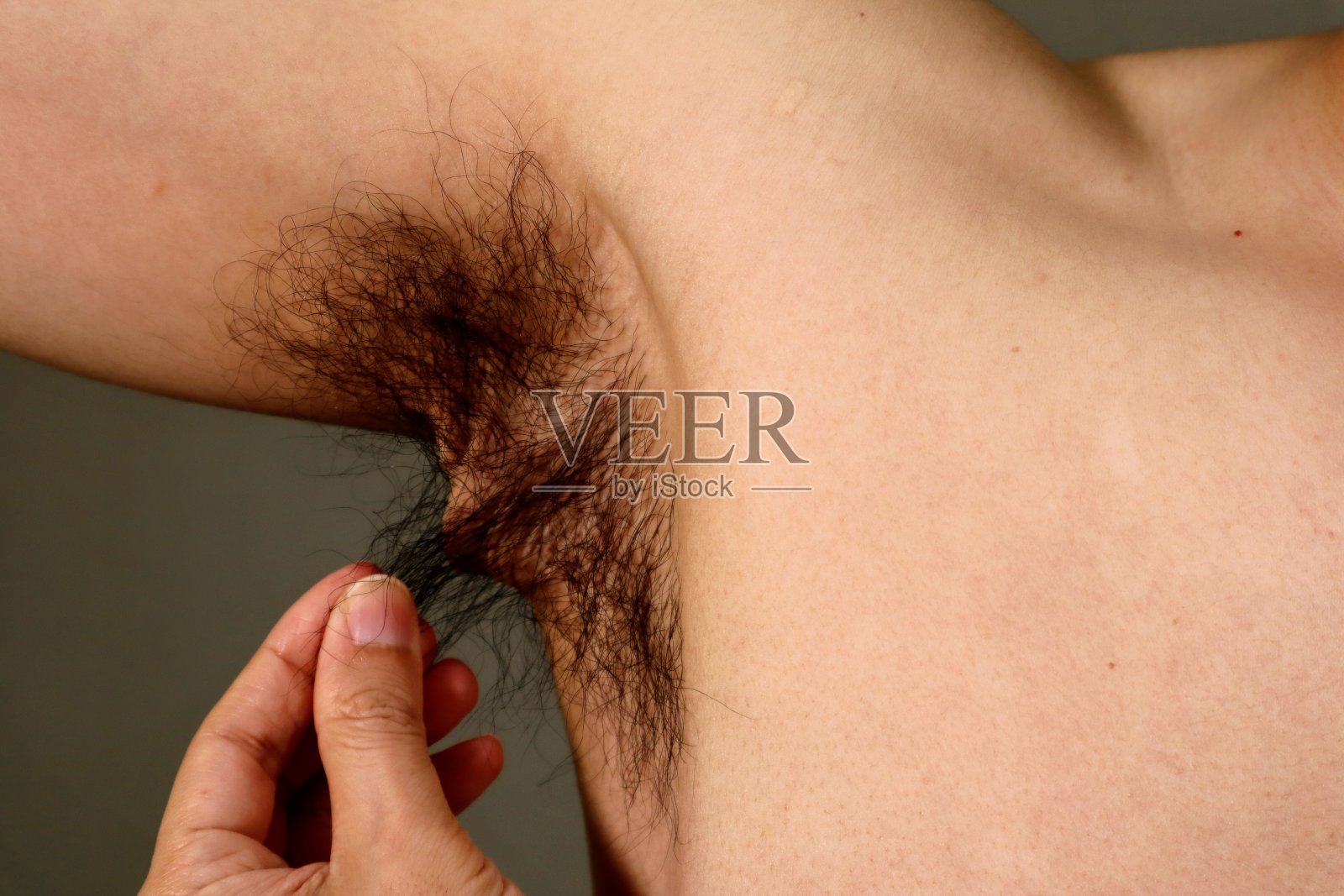 裸男抚摸腋毛照片摄影图片