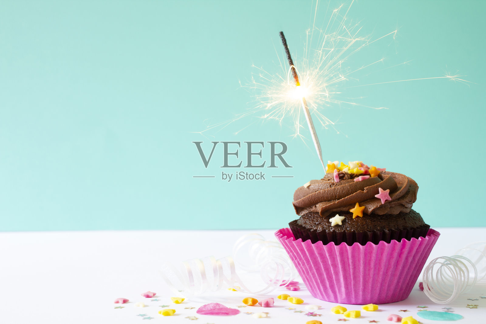 带火花的派对小蛋糕照片摄影图片