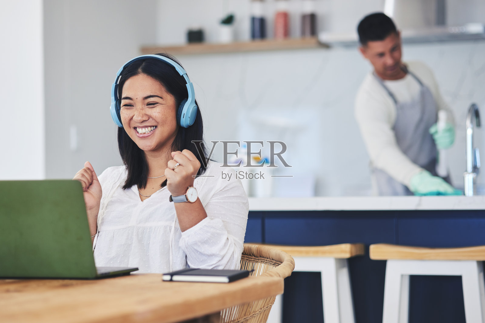 笔记本电脑，音乐和远程工作，一个获胜的女人在她的家里阅读有关奖金或晋升的新闻。电脑、庆典和耳机，一个快乐的年轻企业家为自由职业的成功欢呼照片摄影图片