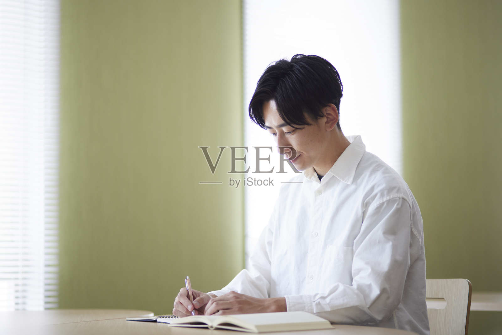 在大学图书馆学习的日本男大学生照片摄影图片