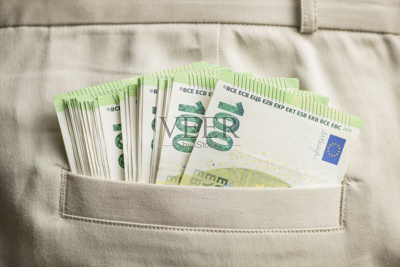 裤兜里有100欧元钞票。钱在后面口袋里。照片摄影图片