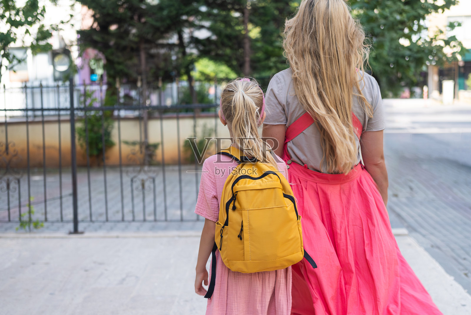 母女背着书包去上学，背影照片摄影图片