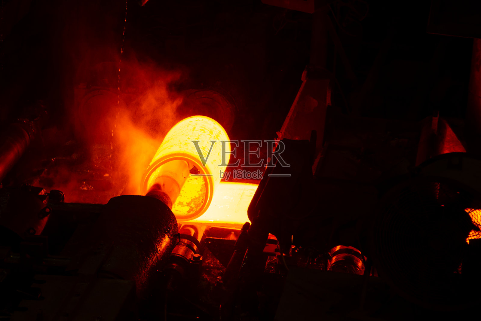 一个橙色的热轧钢板辊。照片摄影图片