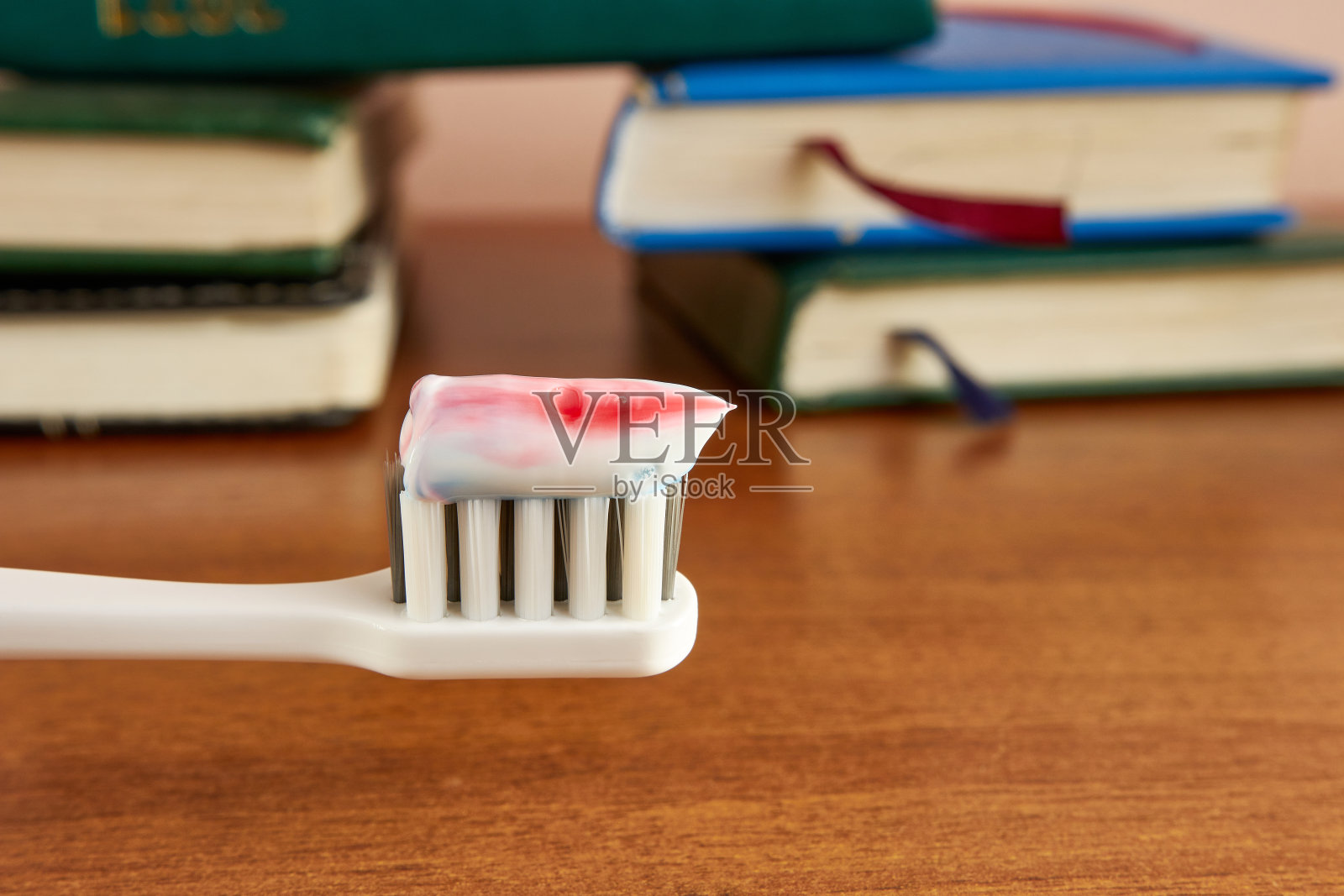 在彩色背景上涂有牙膏的牙刷。牙科保健。口腔卫生。照片摄影图片