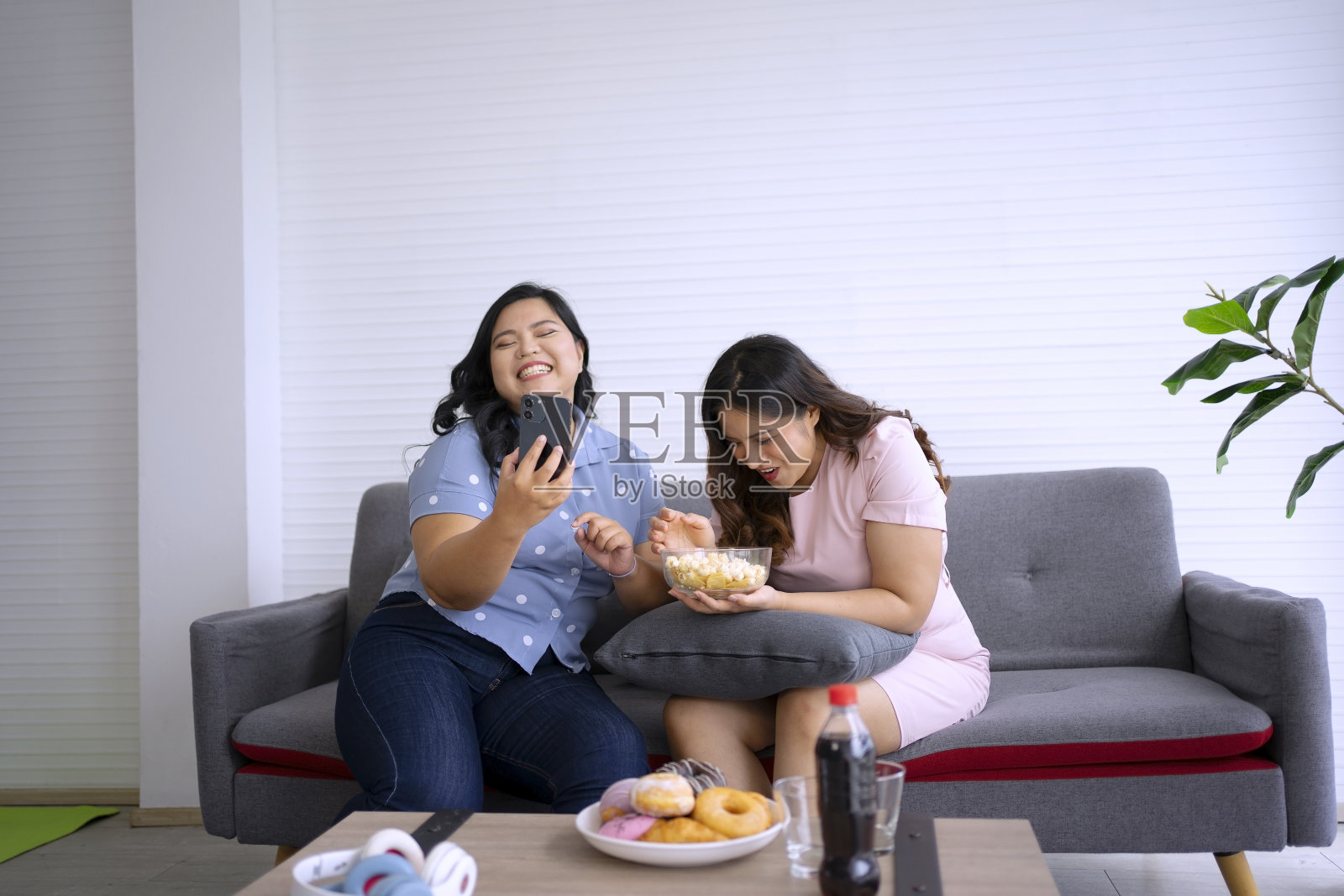 大码女人和她的朋友聚会。照片摄影图片