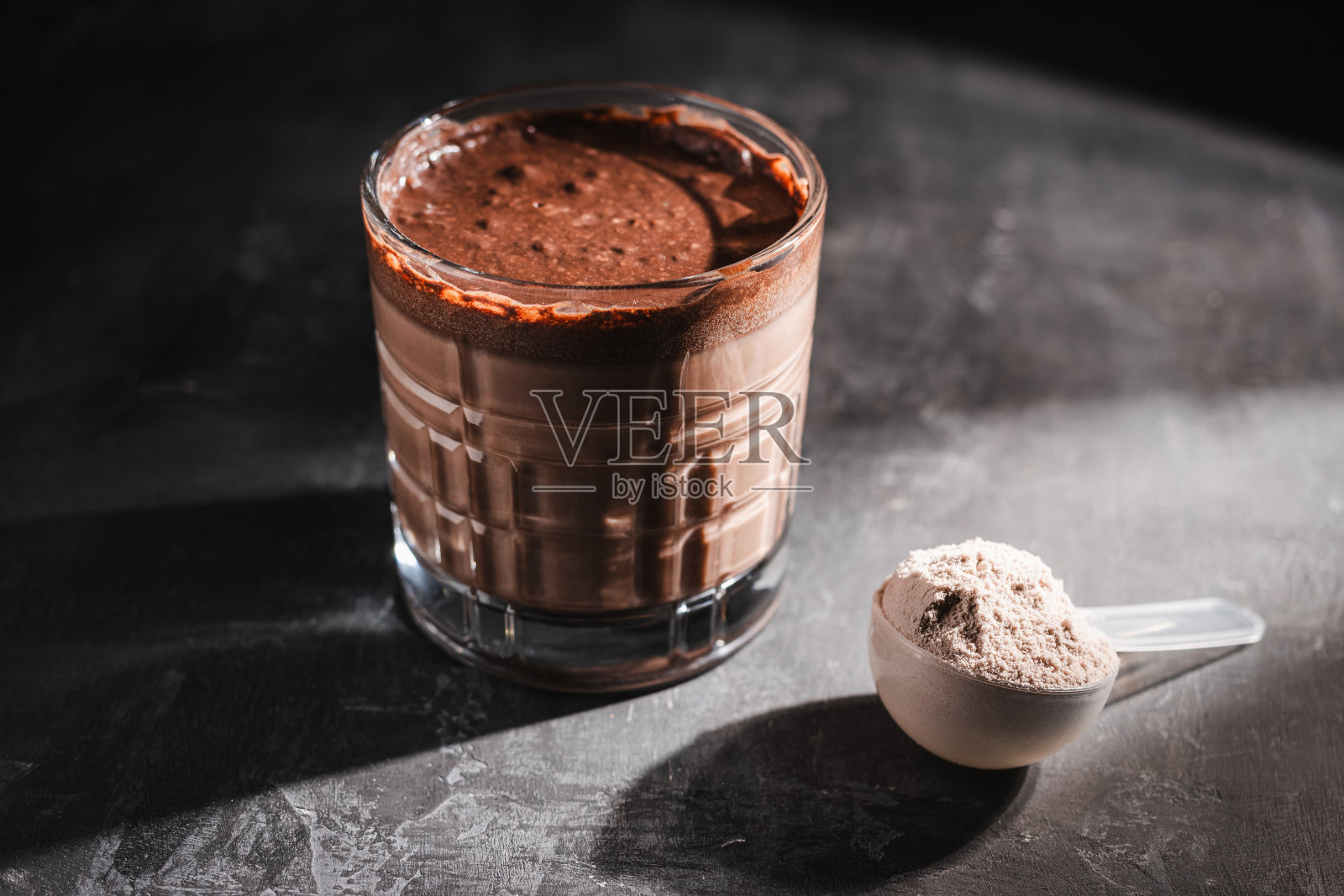 一杯深色背景的健康巧克力奶昔奶昔照片摄影图片