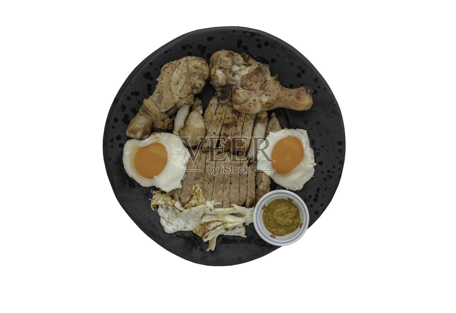 切一个一猪肉牛排,炸鸡腿和煎蛋吃晚饭在陶瓷板配上蘸酱孤立在白色背景上剪切路径。照片摄影图片