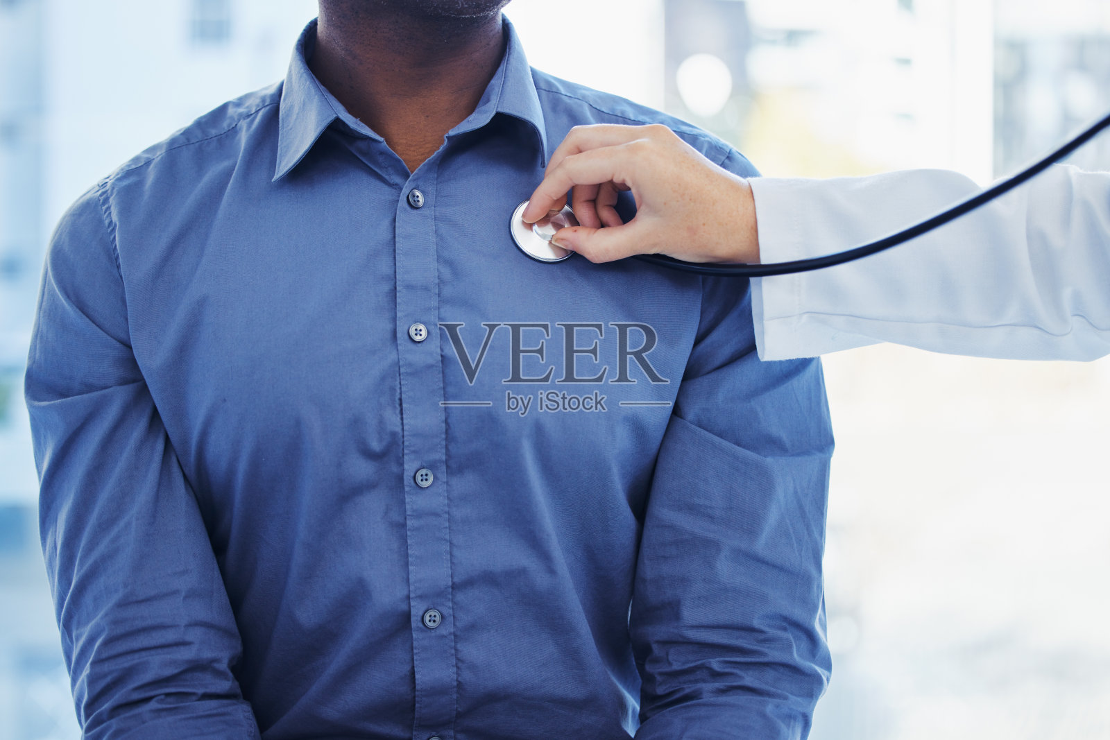 医生，病人和听诊器在医院的心脏保健或健康保险咨询。黑人和心脏病专家检查肺部、呼吸和身体和器官的健康照片摄影图片