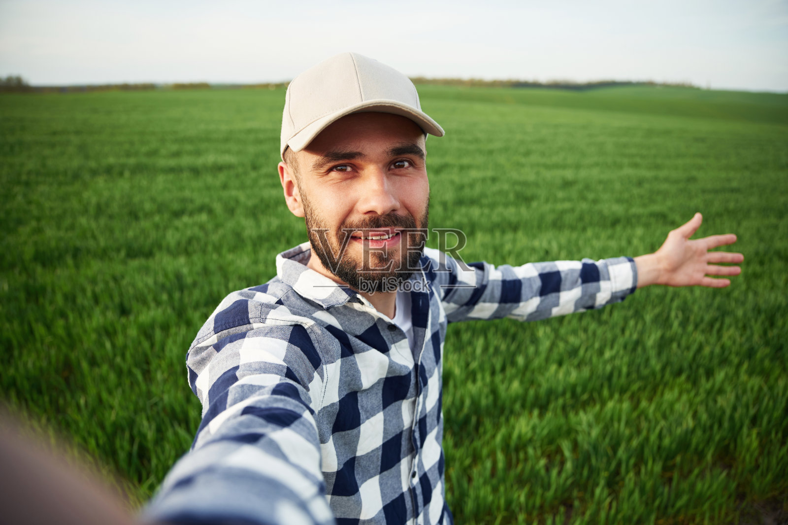 有问题。英俊的年轻人在农田里照片摄影图片