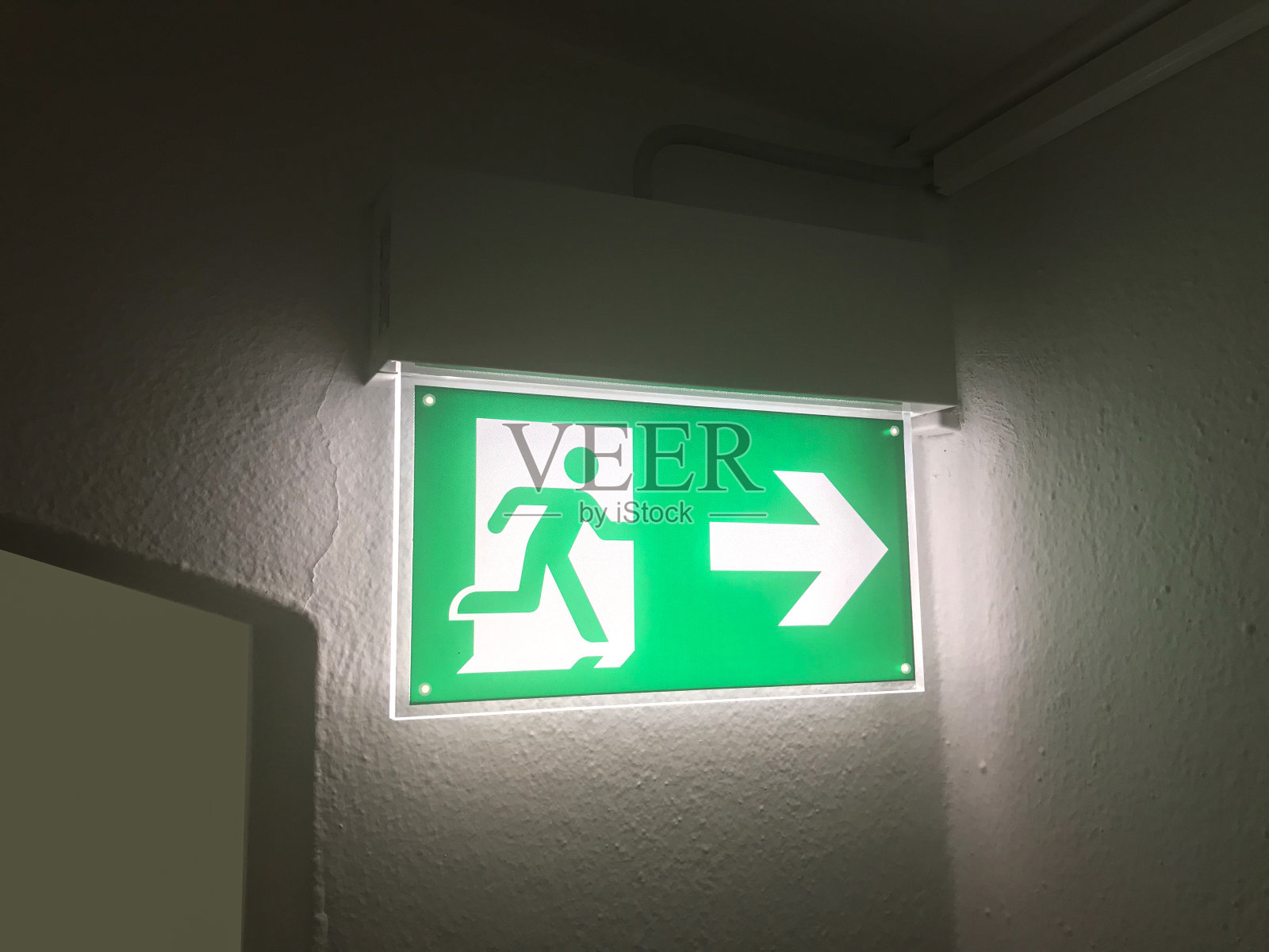 紧急出口标志照片摄影图片