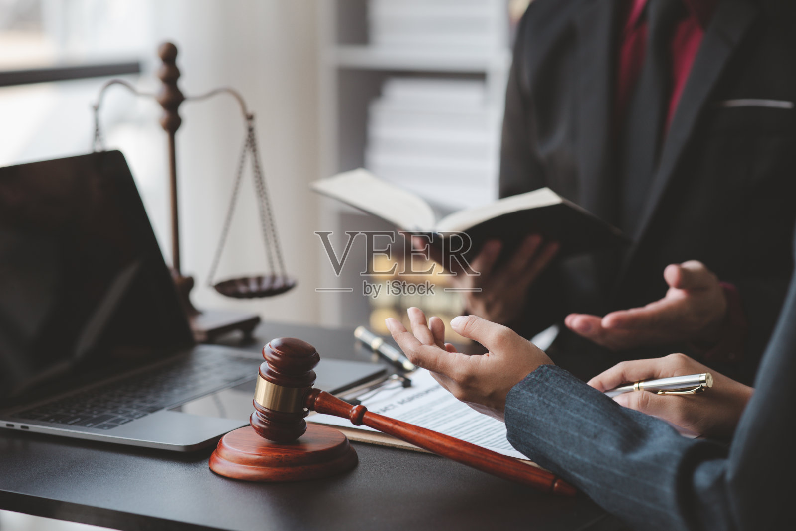 律师为客户提供诽谤案件咨询，收集证据以追究当事人的损害赔偿责任照片摄影图片