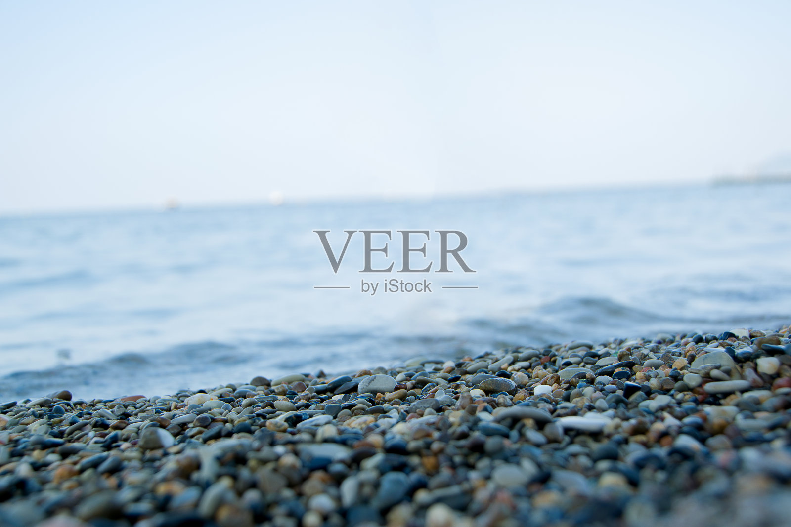 抽象的自然鹅卵石背景。蓝色鹅卵石的纹理。石头的背景。海卵石滩。美丽的大自然照片摄影图片