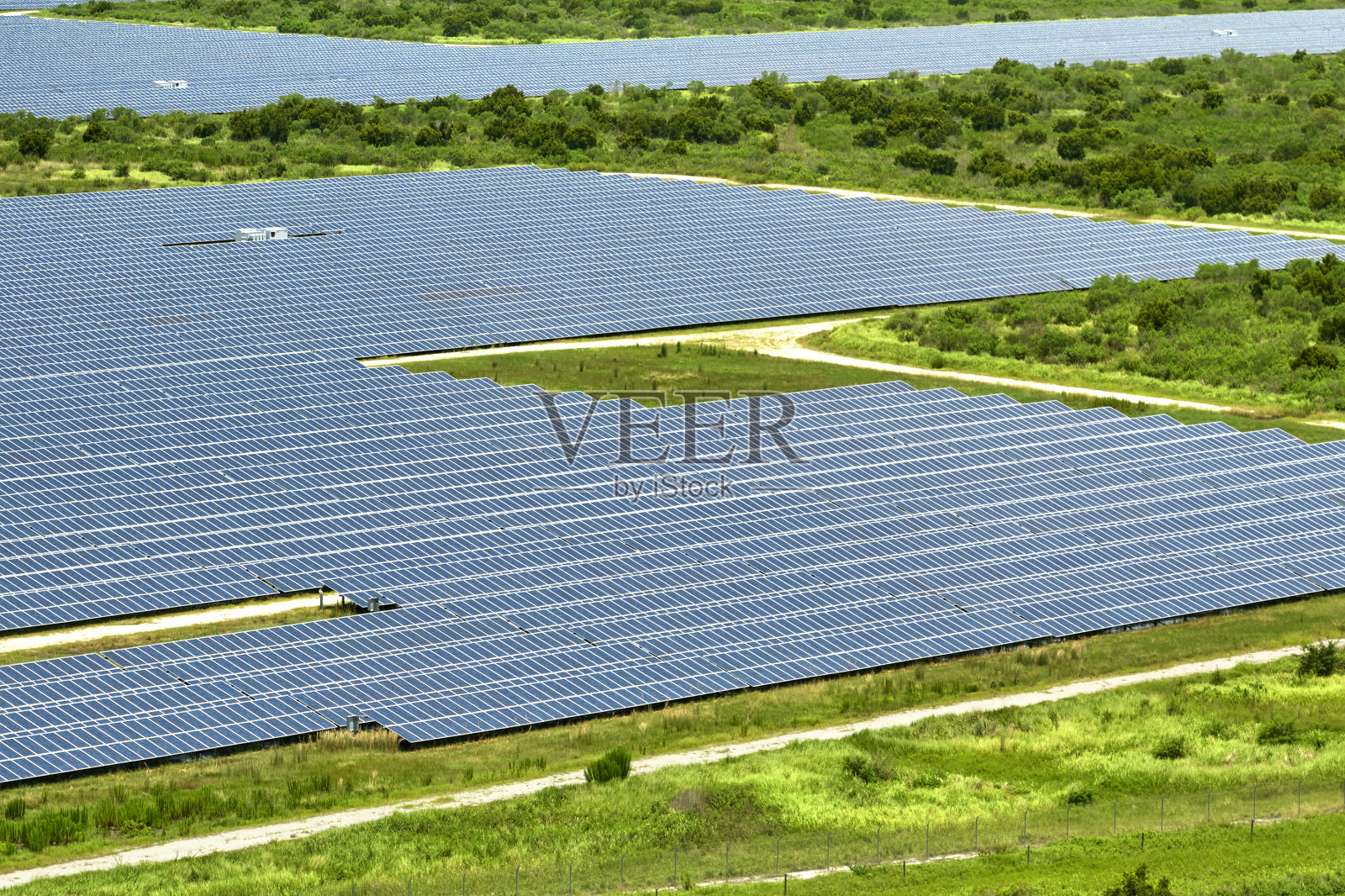 大型可持续发电厂鸟瞰图，其中有许多排太阳能光伏板，用于生产清洁电能。零排放概念的可再生电力照片摄影图片