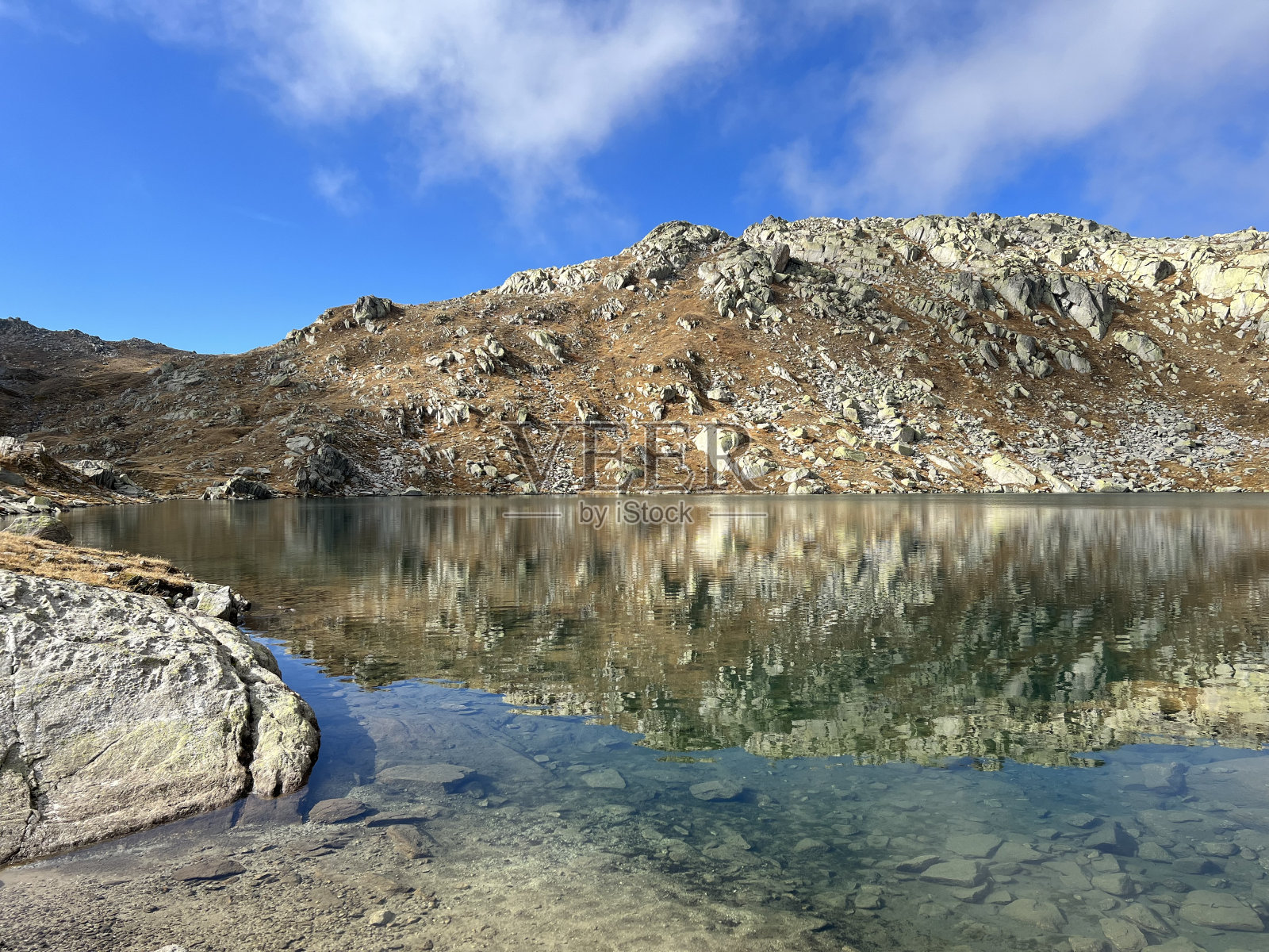 一个晶莹剔透的高山湖泊Laghi d' orsiora在一个美丽的秋日在圣哥达山口(Gotthardpass)山区，aiolo - Canton of Ticino (Tessin)，瑞士照片摄影图片