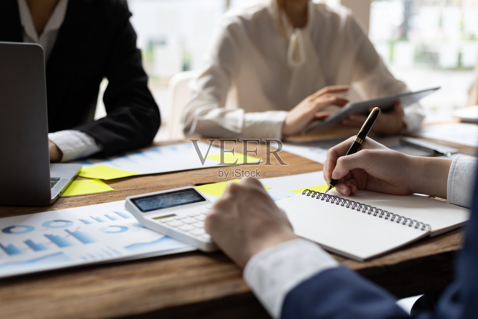 财务顾问会议，讨论业务图表分析和公司预算管理计划。照片摄影图片