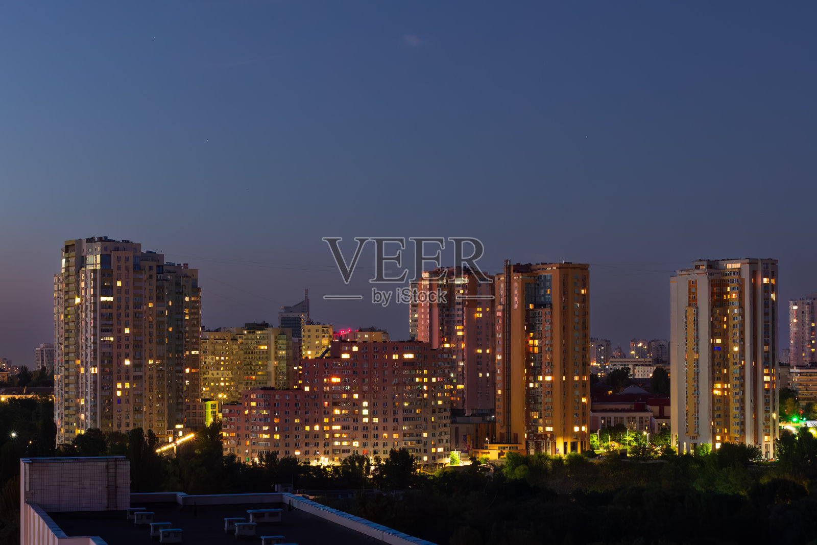 傍晚时分，城市某一地区的公寓楼。照片摄影图片