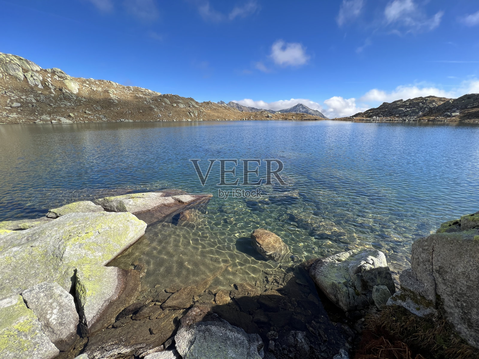 一个晶莹剔透的高山湖泊Laghi d' orsiora在一个美丽的秋日在圣哥达山口(Gotthardpass)山区，aiolo - Canton of Ticino (Tessin)，瑞士照片摄影图片