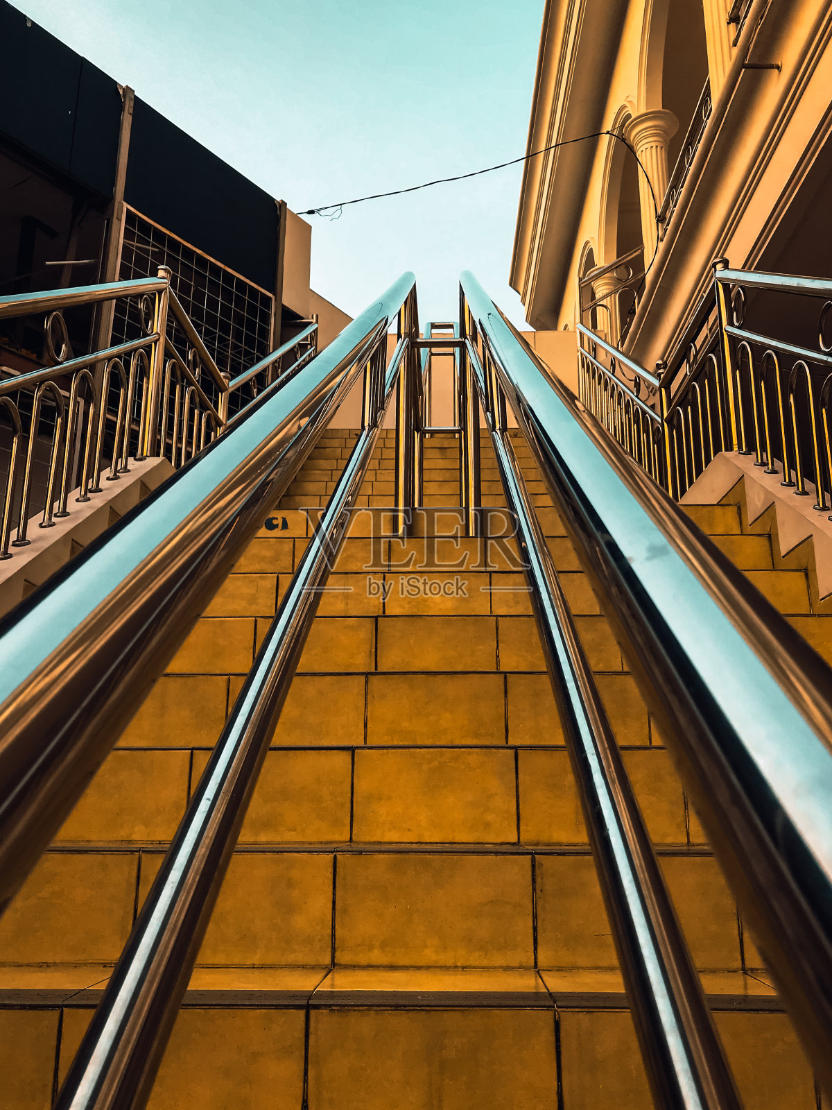 橙色的楼梯，早晨的氛围，美感照片摄影图片