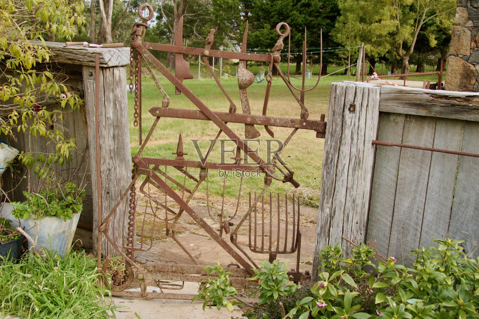 各种旧的园艺工具焊接成一个花园大门照片摄影图片