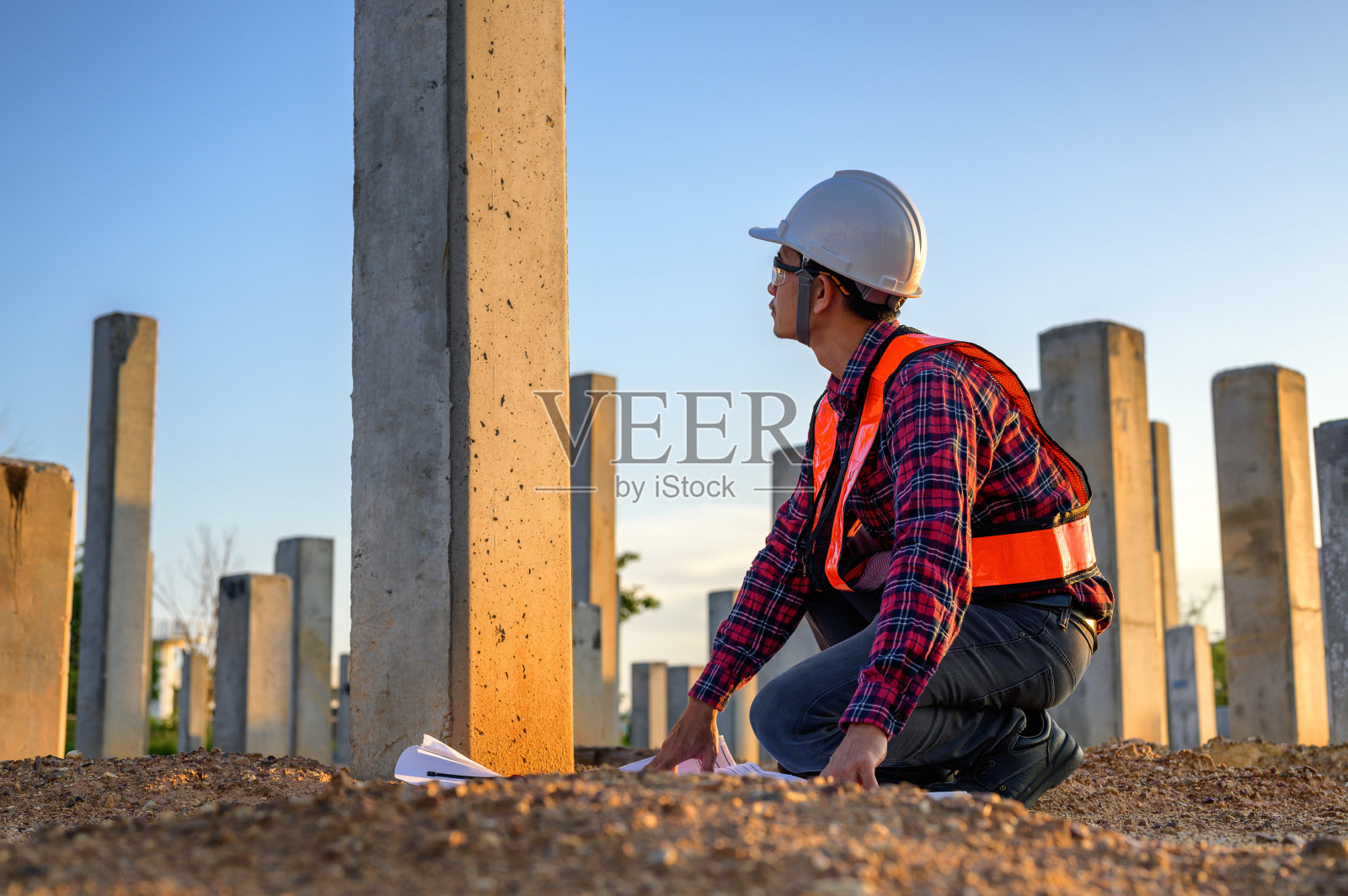 工程师测量混凝土桩;照片摄影图片