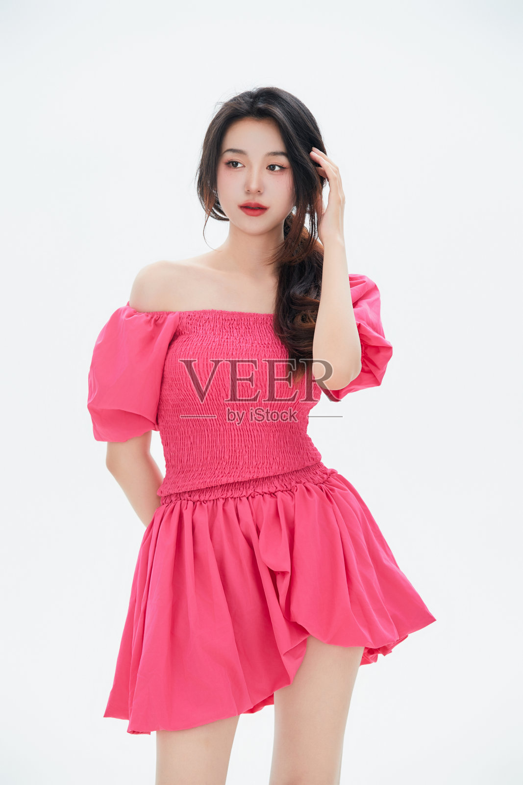 白人背景下的中国女大学生照片摄影图片