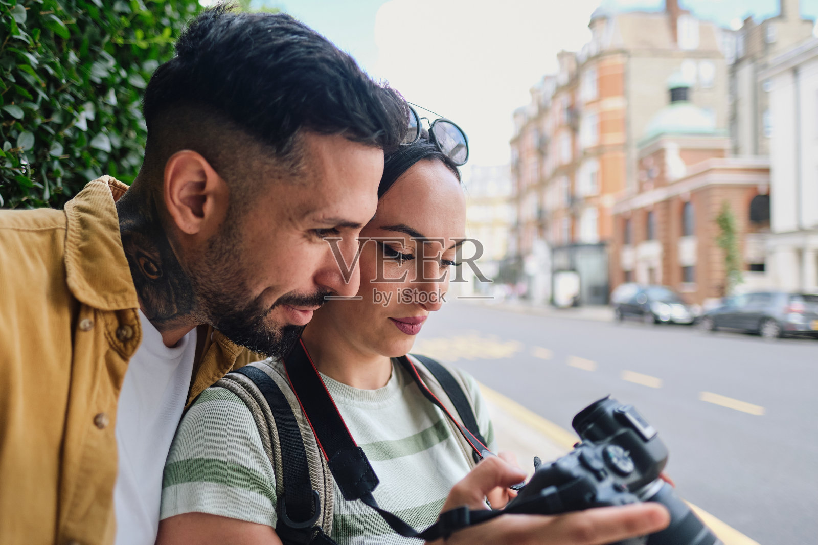 一对夫妇看着他们用相机拍下的照片照片摄影图片