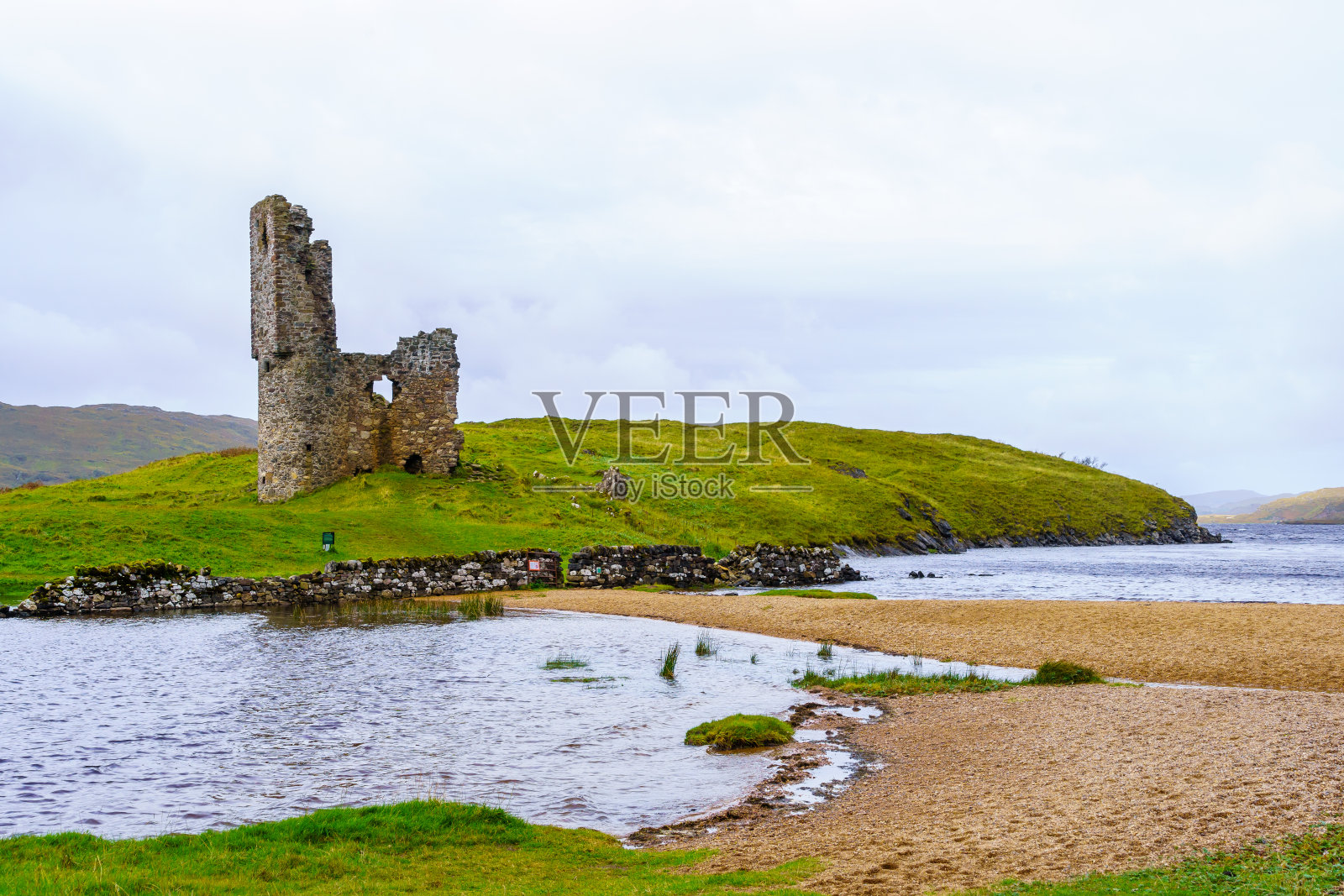 阿辛特湖的阿德莱克城堡，位于高地照片摄影图片