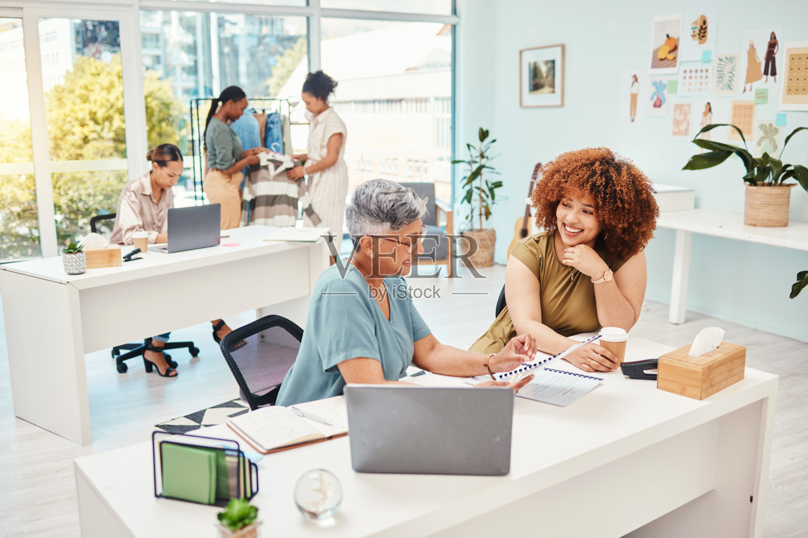 人们开会，时装设计师和策划，团队合作或经理的建议，支持或合作的调色板。商业女性的想法，b2b设计方案和服装项目的品牌选择照片摄影图片