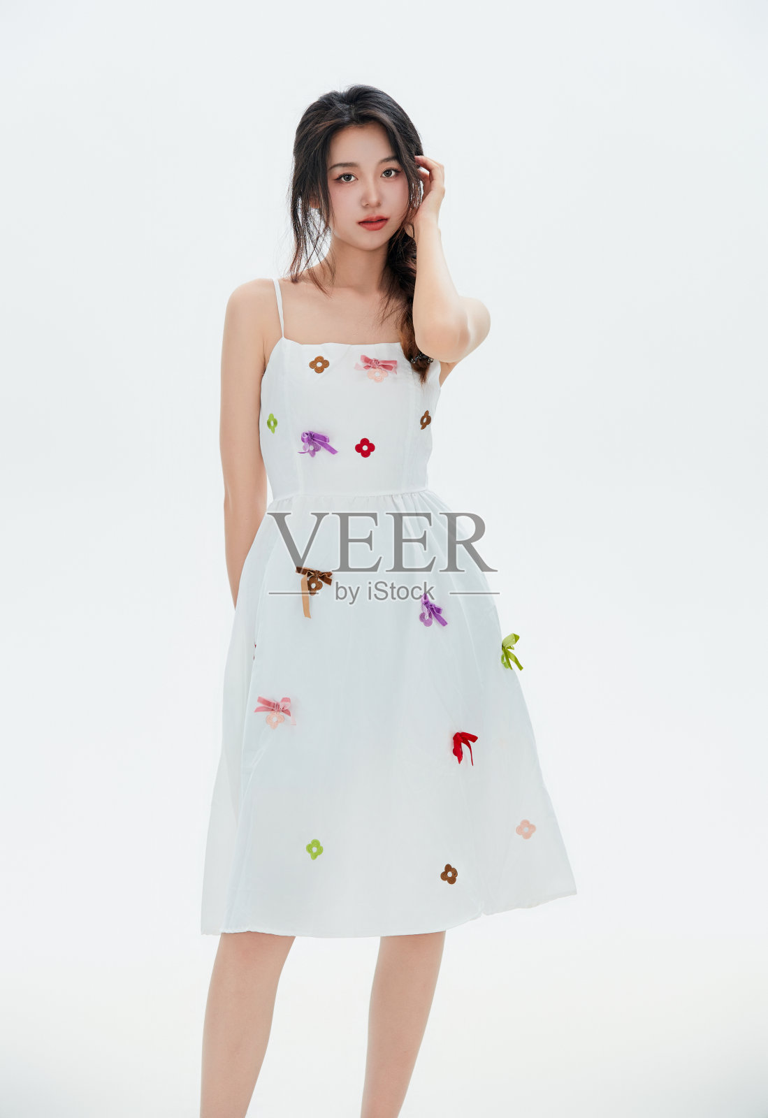 白人背景下的中国女大学生照片摄影图片