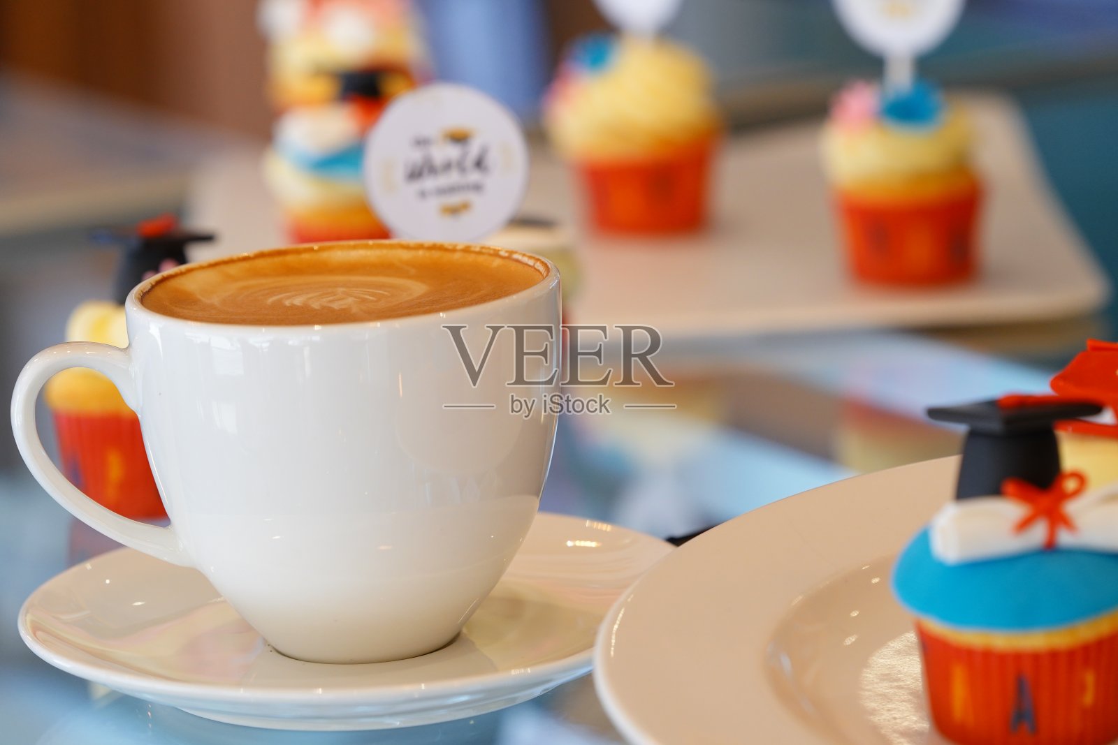 多哈爵士咖啡馆的纸杯蛋糕和咖啡照片摄影图片